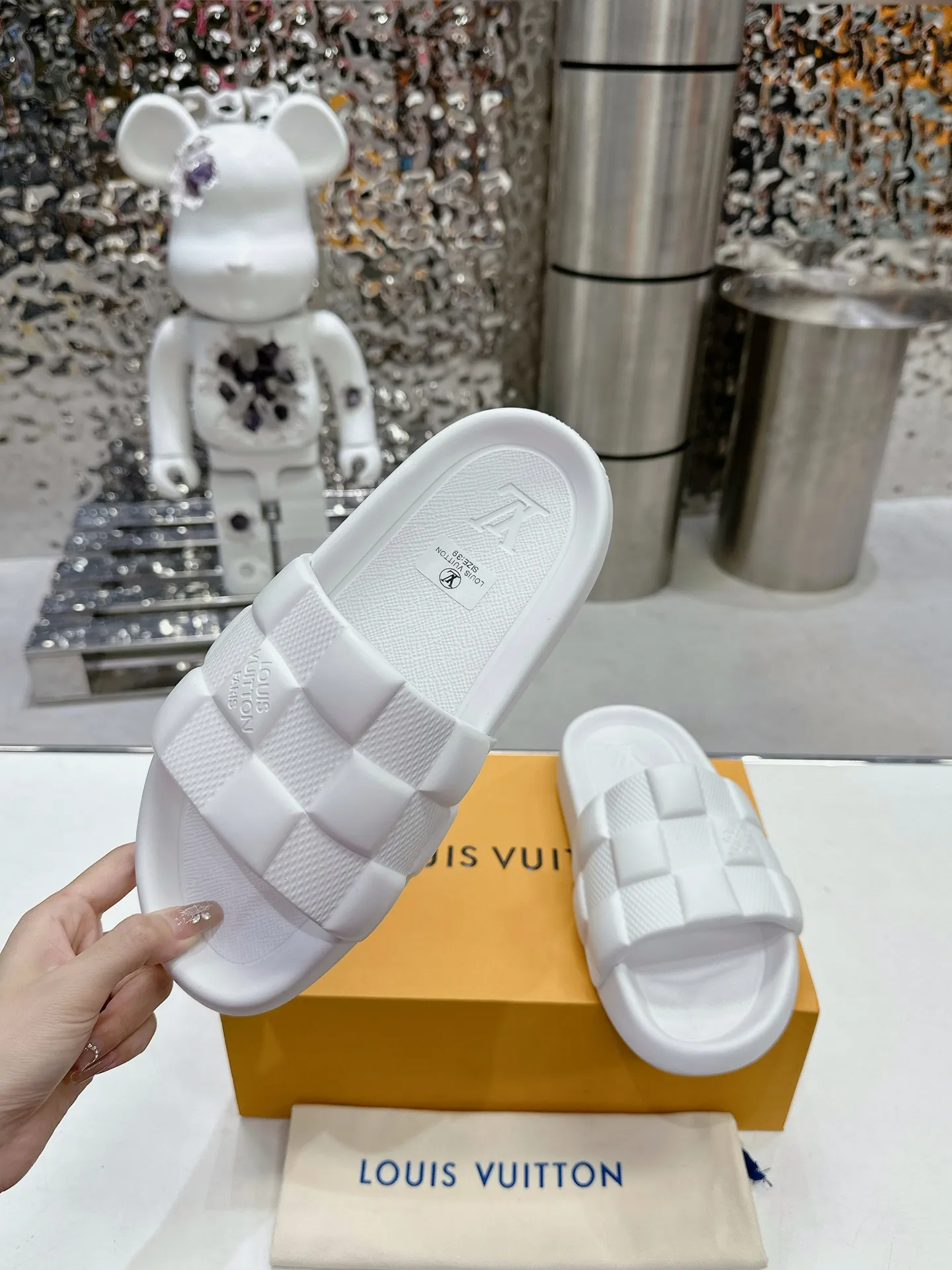 [L Home] P: 280💰 ▪️Shoe size: Women's 35-40 Men's 38-46▪️Packaging: Counter top quality~original packaging 𝟐𝟎𝟐5 Louis Vuitton counter's new embossed slippers, lv monogram embossed slippers, Waterfront sandals are back with a new look, and the upper buckle is embossed with lv's iconic Monogram pattern. Made of waterproof rubber with a comfortable and resilient insole. The lightweight, flexible outsole is embossed with the Louis Vuitton logo. ▪️Fabric: Original molded rubber foam surface ▪️Technology: embossed logo ▪️Sole: Original molded rubber foam outsole ▪️Sole thickness: 3CM.